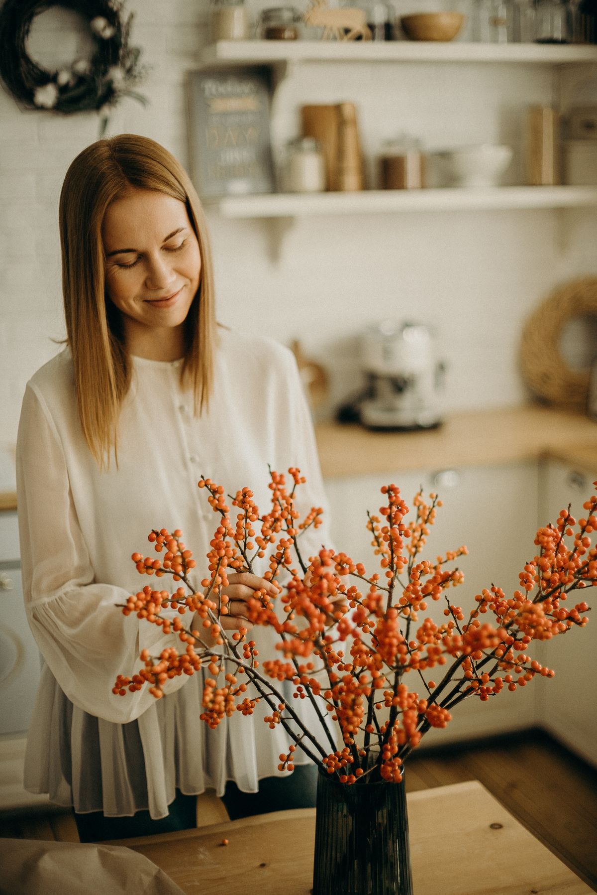 Floristin bei der Arbeit mit frischen Blumen in Wien